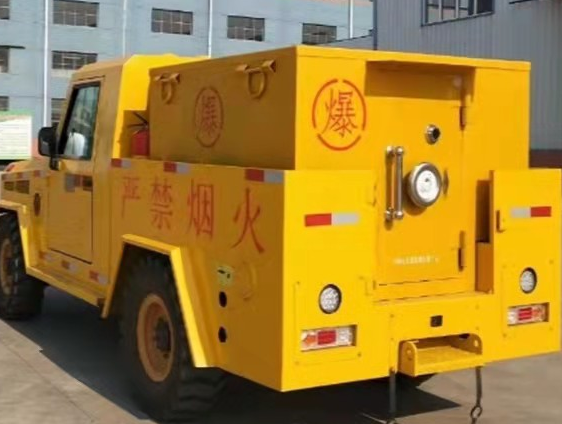 长坡镇凯龙爆破器材运输车：保障爆破任务的安全运行
